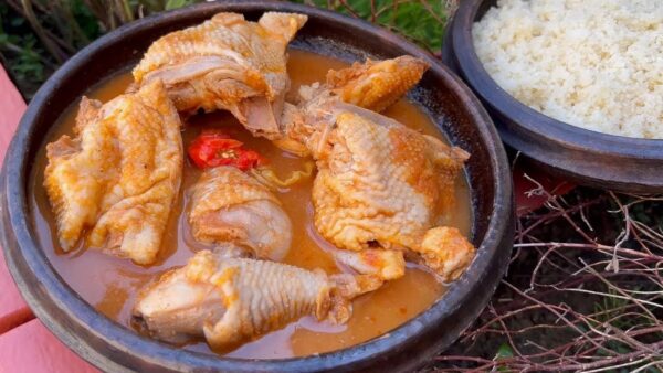 1/4 de poulet Kedjenou avec du riz